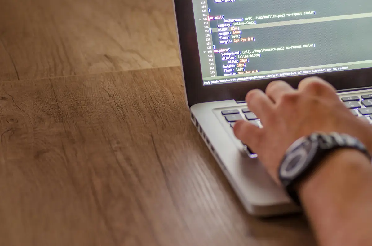 Écran d'ordinateur affichant un site web moderne en cours de conception